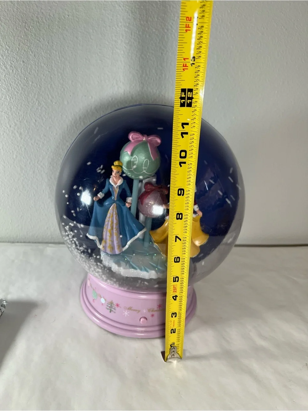 Gemmy Disney Princess Snow Globe w Cinderella and‎ Belle